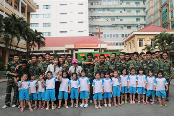 Bé tham quan doanh trại bộ đội tháng 12 năm 2017
